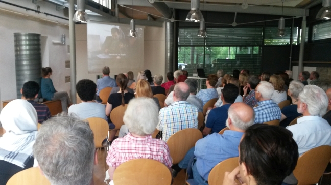 Knapp 70 Besucher kommen in die Bruckmühle, um den Film "Amal" zu sehen. Foto: cr